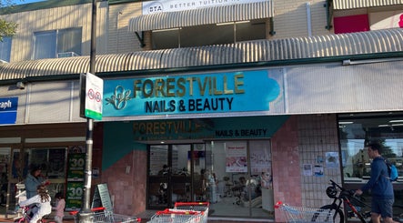 FORESTVILLE Nails & Beauty tọa lạc tại Forestville, New South Wales, AU, với mặt tiền hấp dẫn và chào đón.