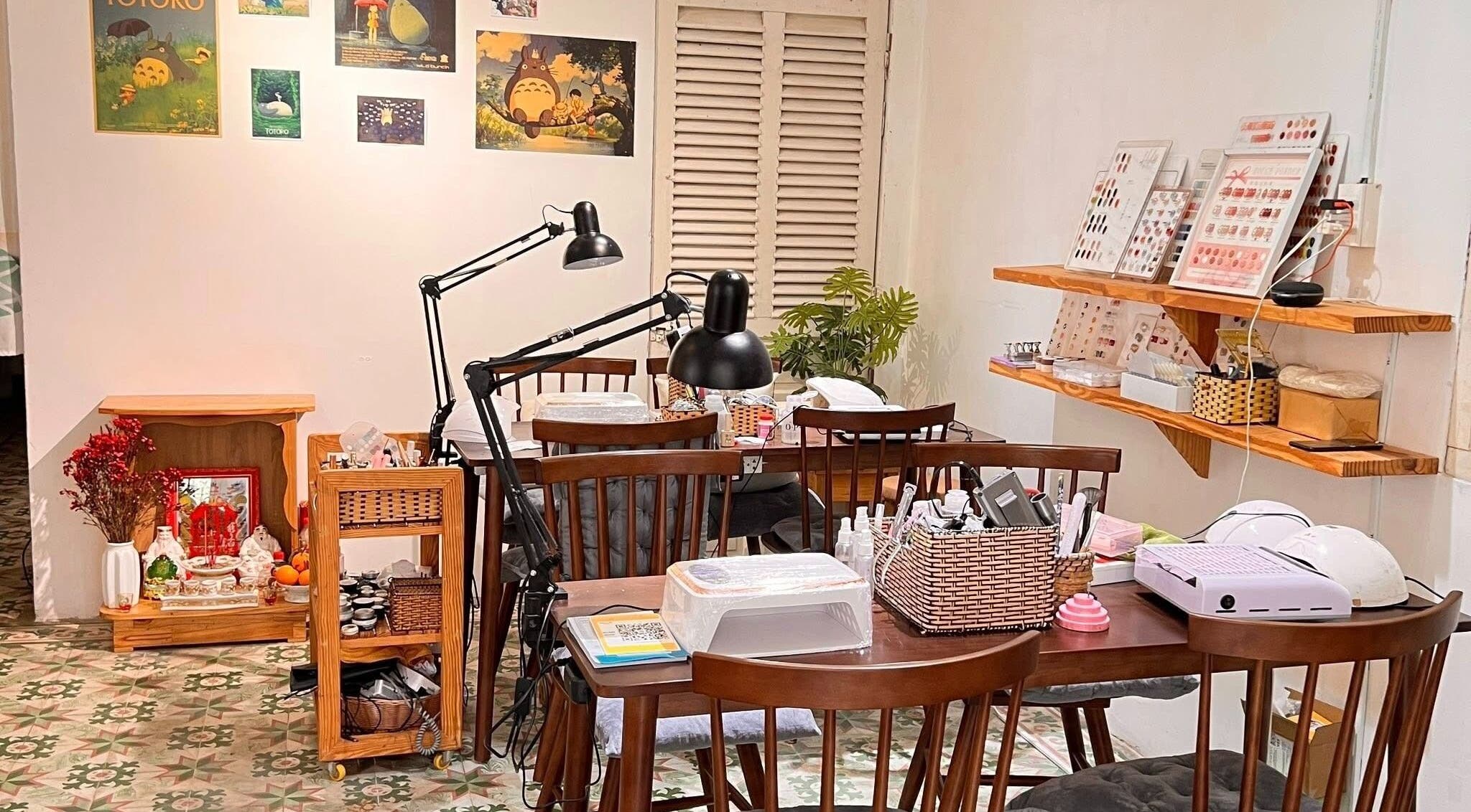Không gian sáng tạo tại Fudi Nail Cottage, Hồ Chí Minh, Hồ Chí Minh, VN, với bàn làm móng và đồ trang trí.