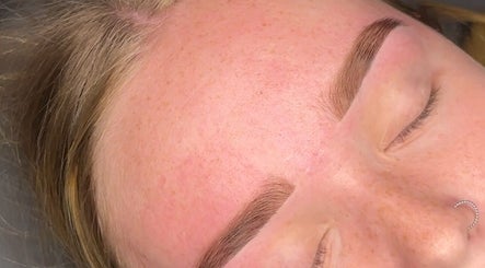รูปภาพ Jenna’s Brow Bar 2