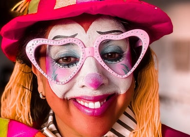 Portrait coloré de clown chez Chez Delph : Éveil, Écoute & Créations, Samatan, Occitanie, FR