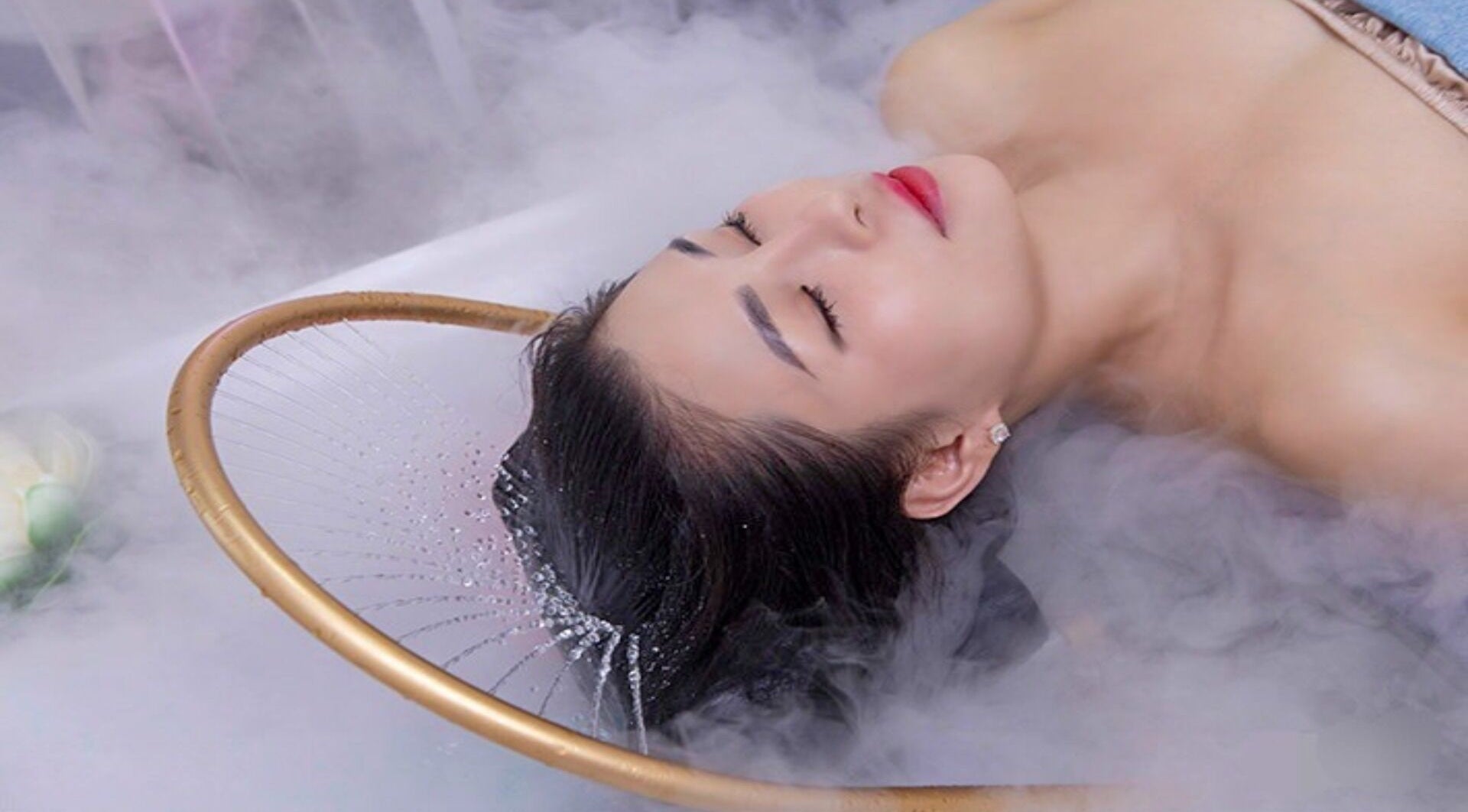 Relaxing spa experience at Aruba Beauty Salon, Oostende, Vlaanderen, BE, featuring a soothing mist treatment.