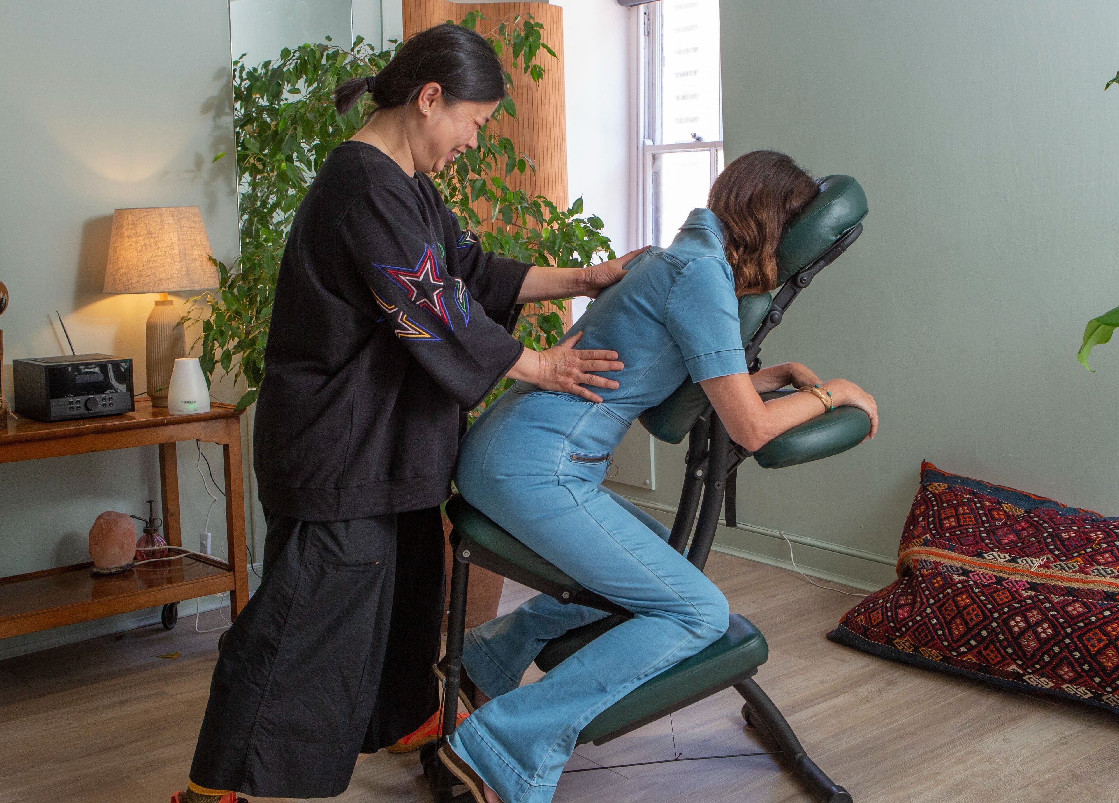 Therapist giving a massage at Breathe Wellbeing, Brighton And Hove, England, GB. Relaxing ambiance.