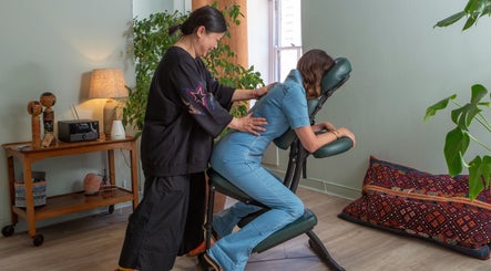 Therapist giving a massage at Breathe Wellbeing, Brighton And Hove, England, GB. Relaxing ambiance.