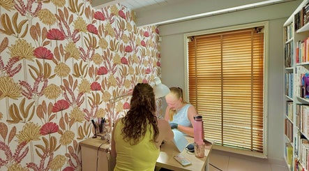 Klant en nagelstylist bij Em's Nail Studio, Hazerswoude-dorp, Zuid-holland, NL in een warme, bloemrijke ruimte.
