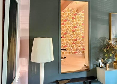 Stijlvolle hoek in Em's Nail Studio, Hazerswoude-dorp, met kleurrijk behang en decoratie.