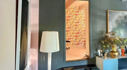 Stijlvolle hoek in Em's Nail Studio, Hazerswoude-dorp, met kleurrijk behang en decoratie.