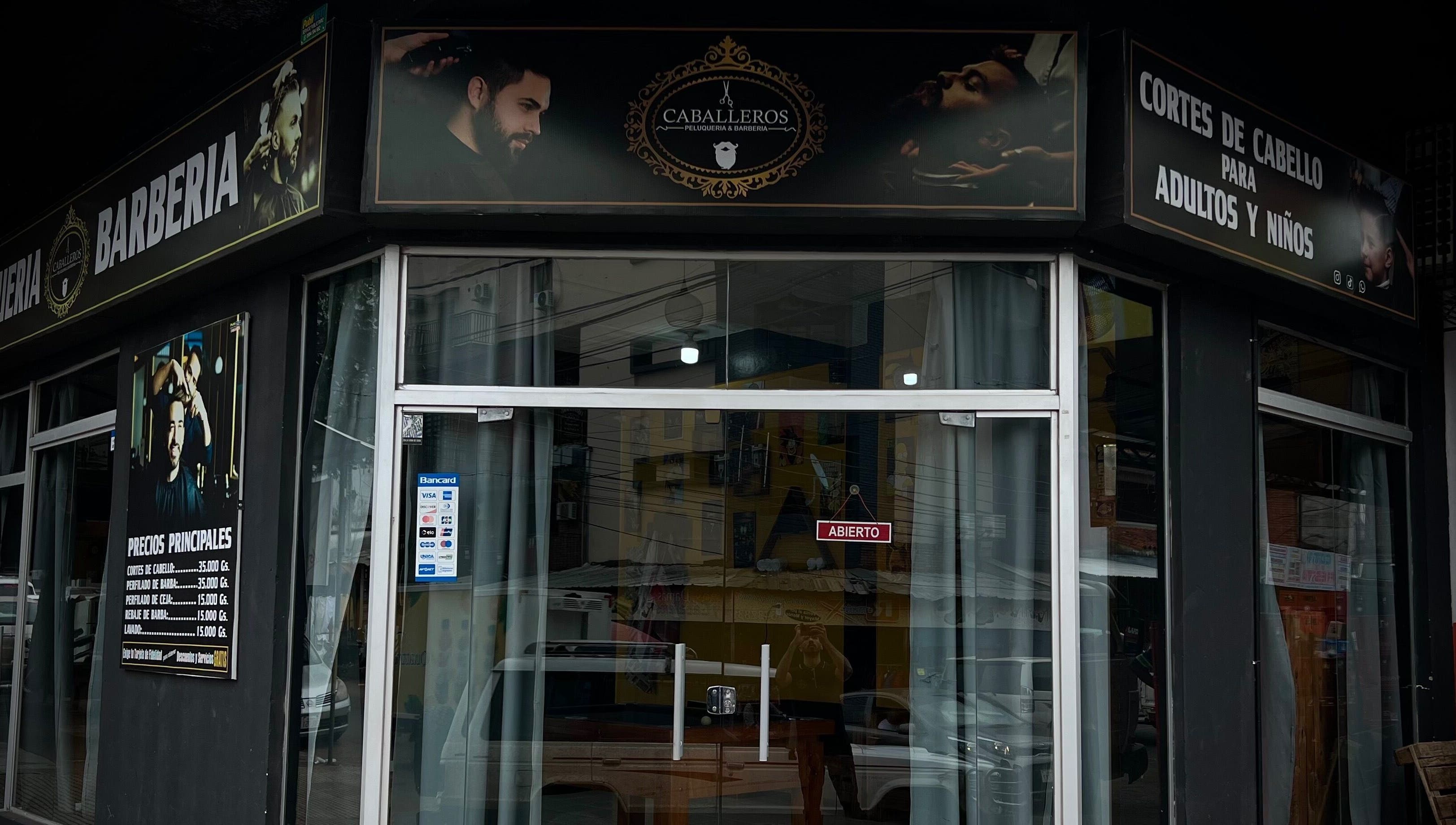 Entrada principal de Caballeros Barbería Sucursal en Luque, Central, PY, mostrando el exterior moderno.