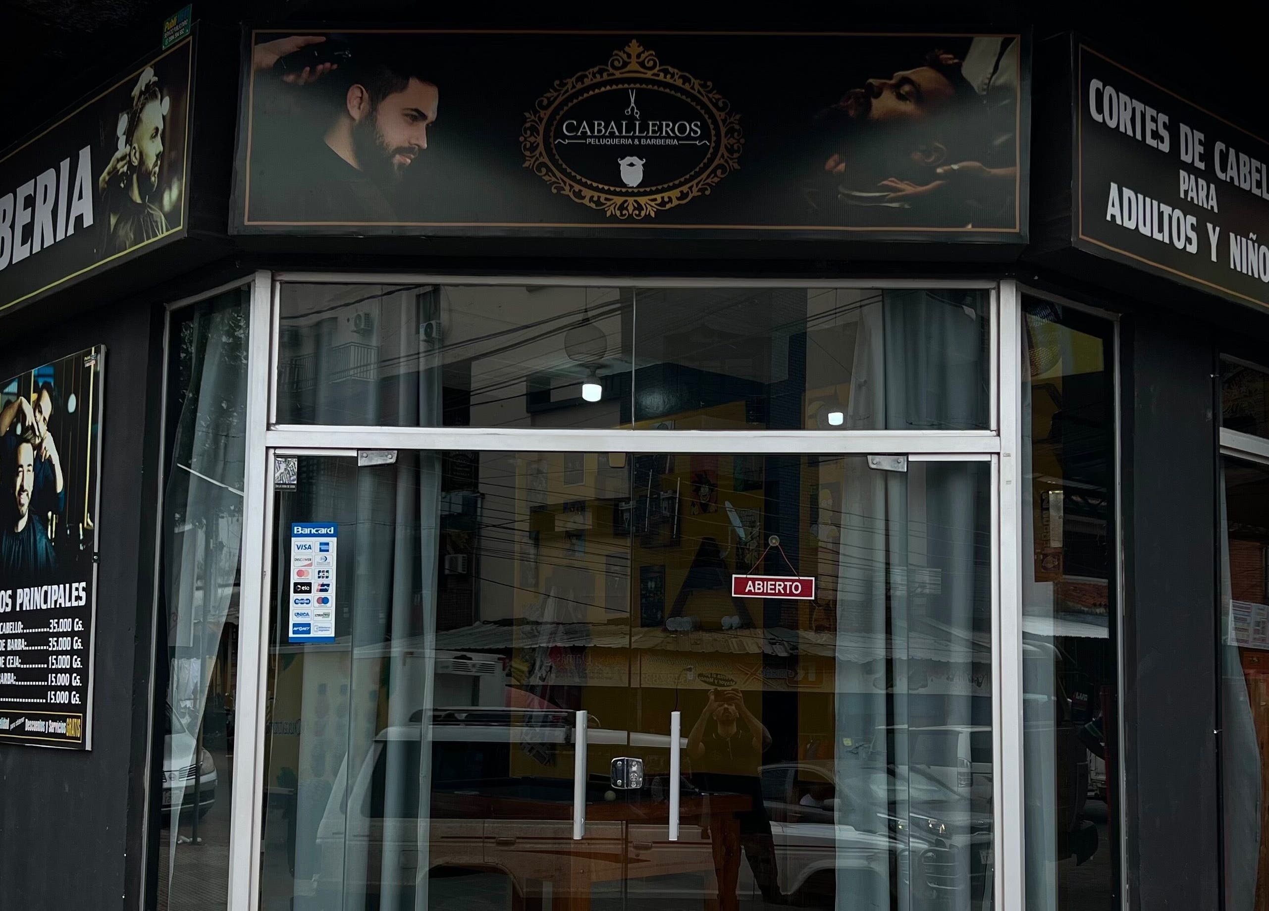Entrada principal de Caballeros Barbería Sucursal en Luque, Central, PY, mostrando el exterior moderno.