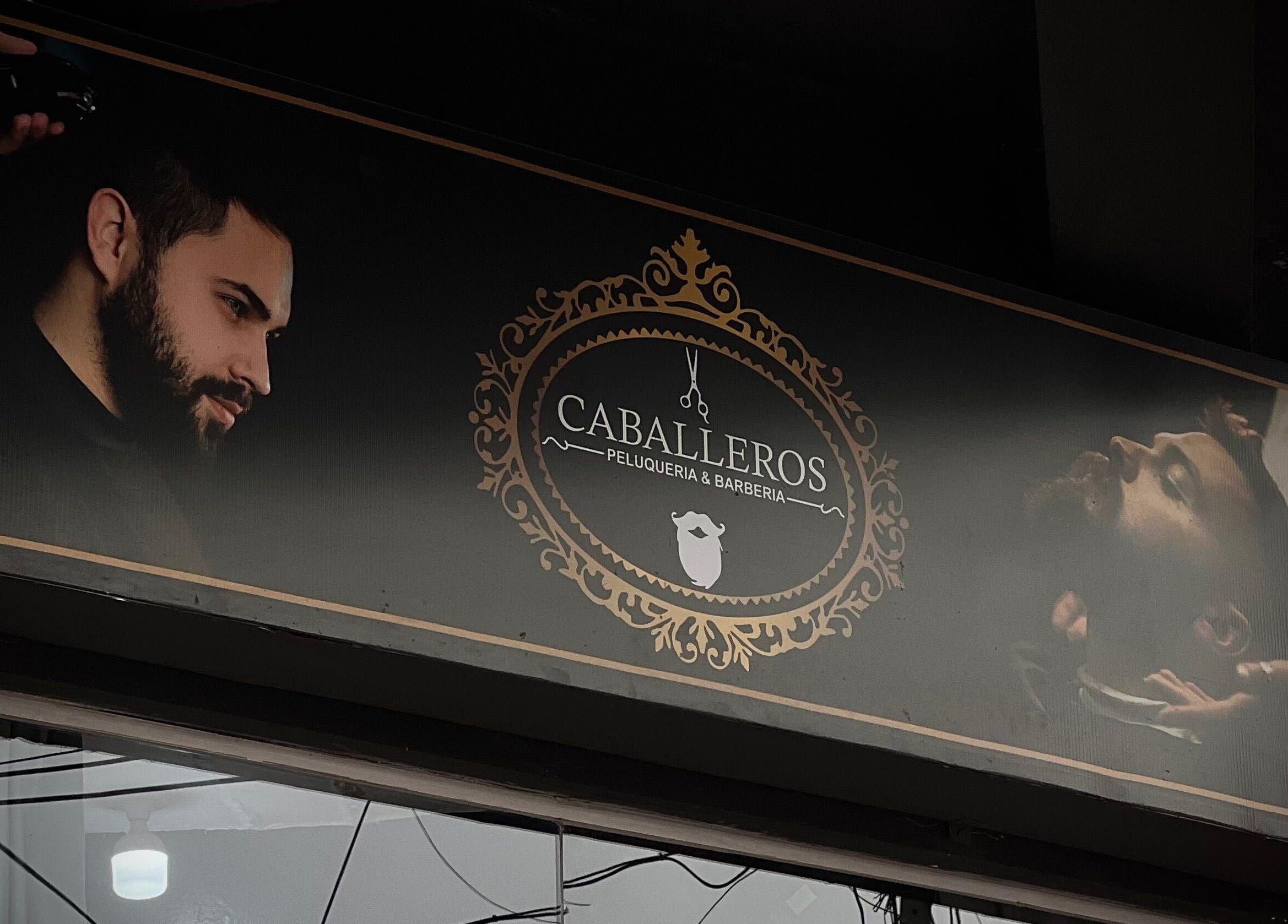Cartel de Caballeros Barbería Sucursal en Luque, Central, PY, mostrando estilismo sofisticado.