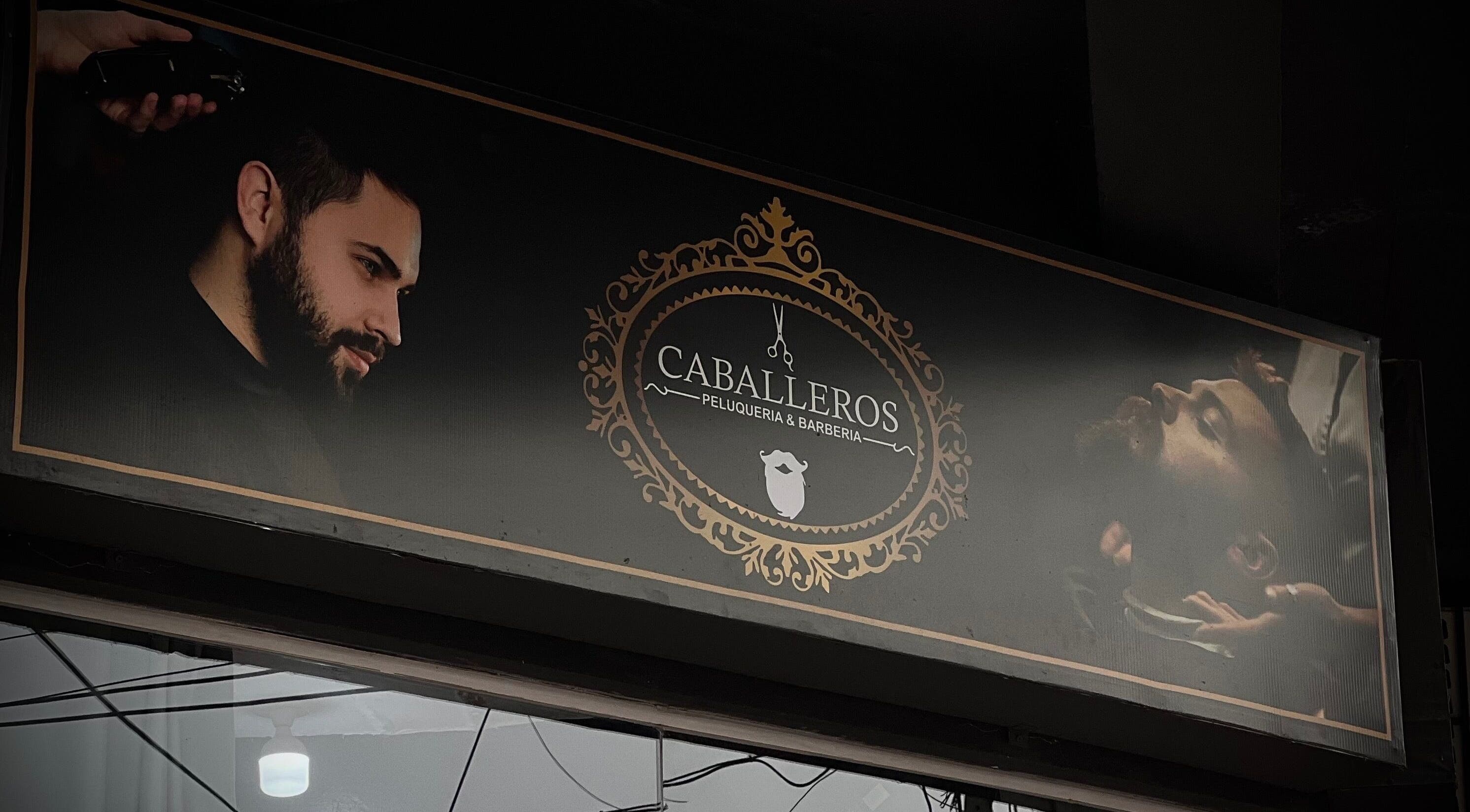 Cartel de Caballeros Barbería Sucursal en Luque, Central, PY, mostrando estilismo sofisticado.