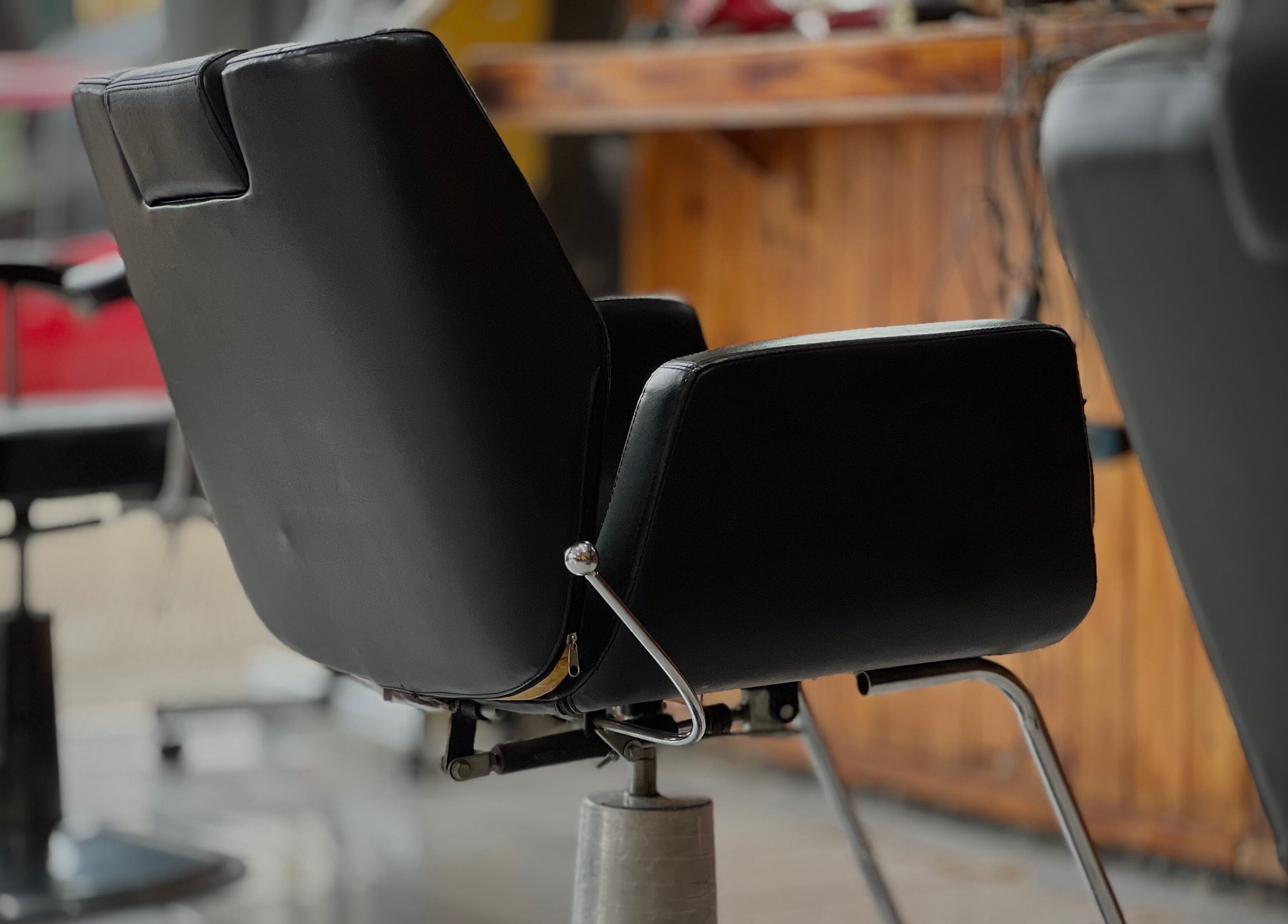 Moderna silla de barbería en Caballeros Barbería Sucursal, ubicada en Luque, Central, PY.