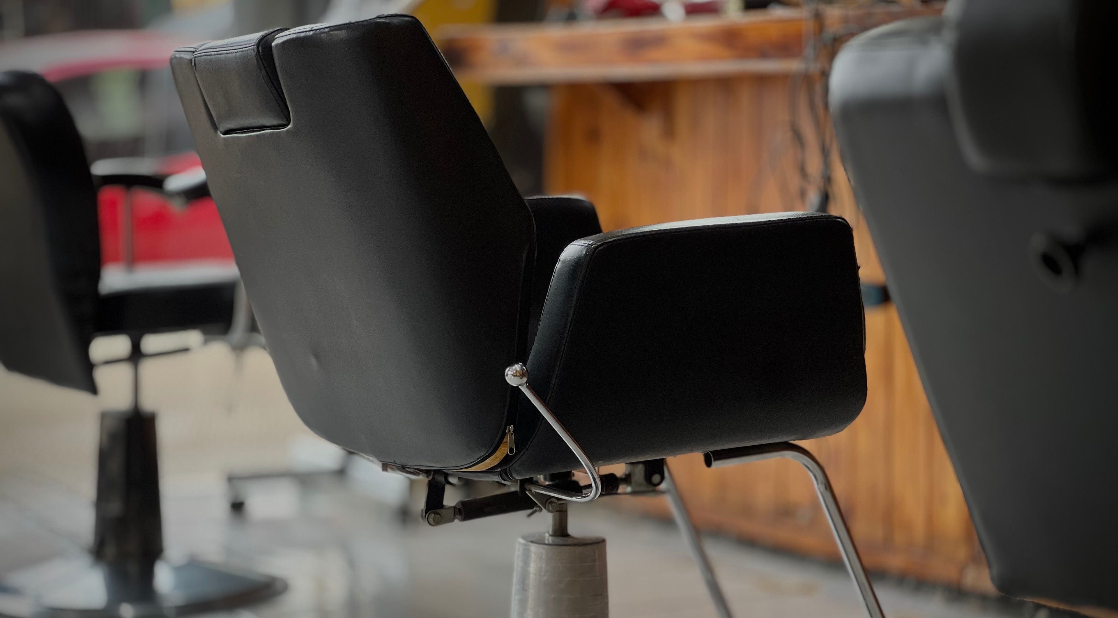 Moderna silla de barbería en Caballeros Barbería Sucursal, ubicada en Luque, Central, PY.