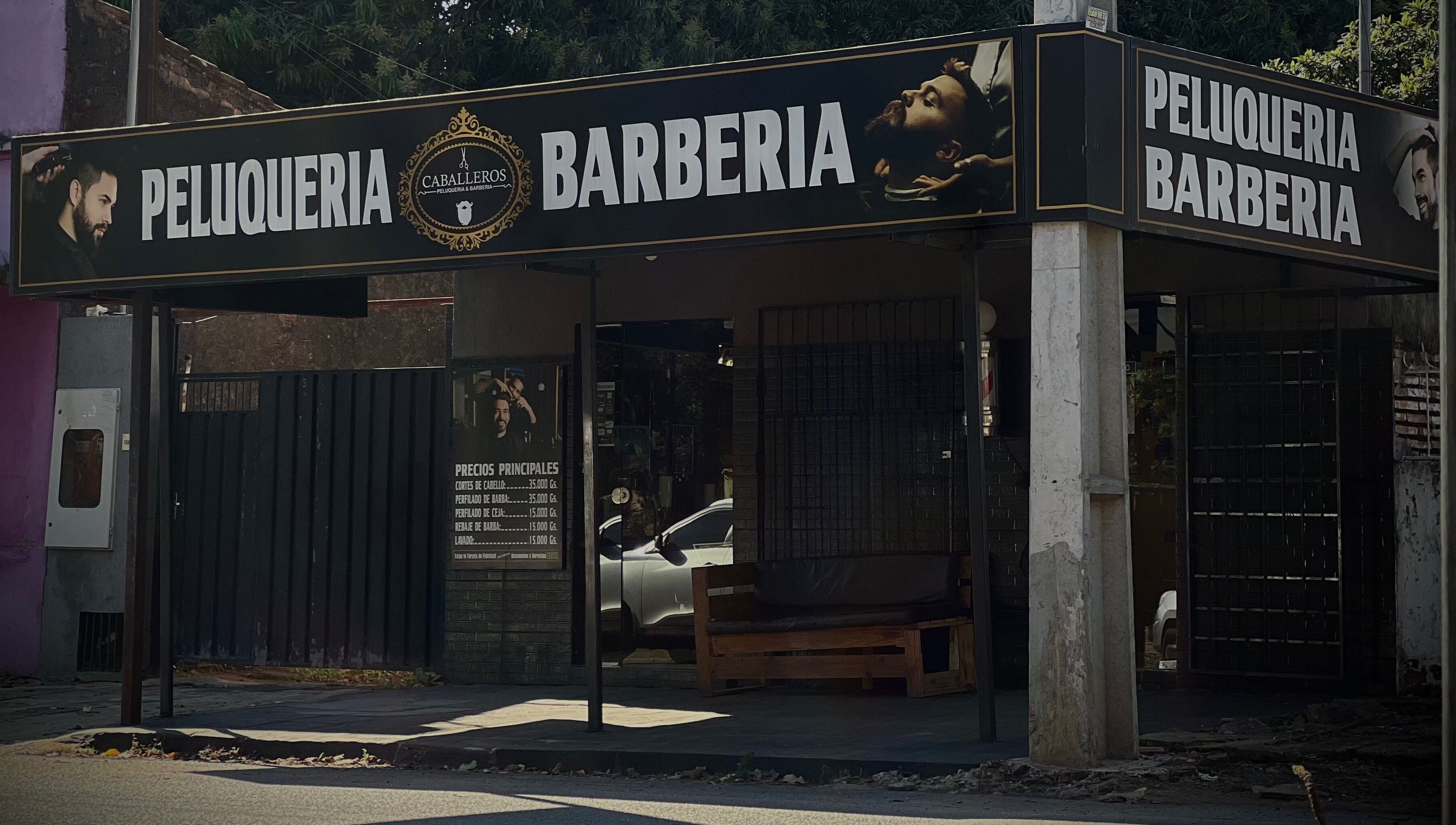 Fachada de Caballeros Barbería Casa Central en Luque, Central, PY mostrando letrero de peluquería y barbería.