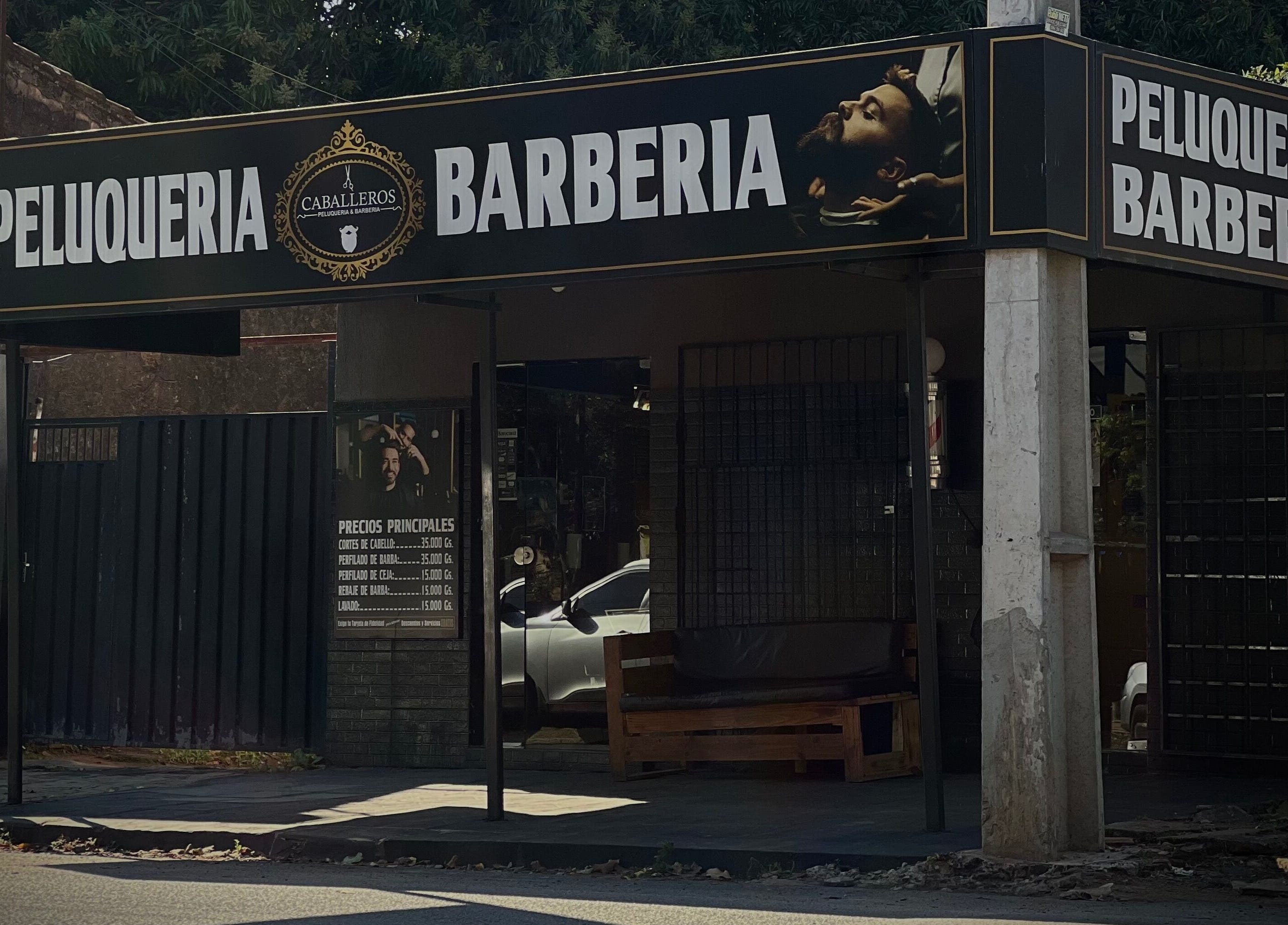 Fachada de Caballeros Barbería Casa Central en Luque, Central, PY mostrando letrero de peluquería y barbería.