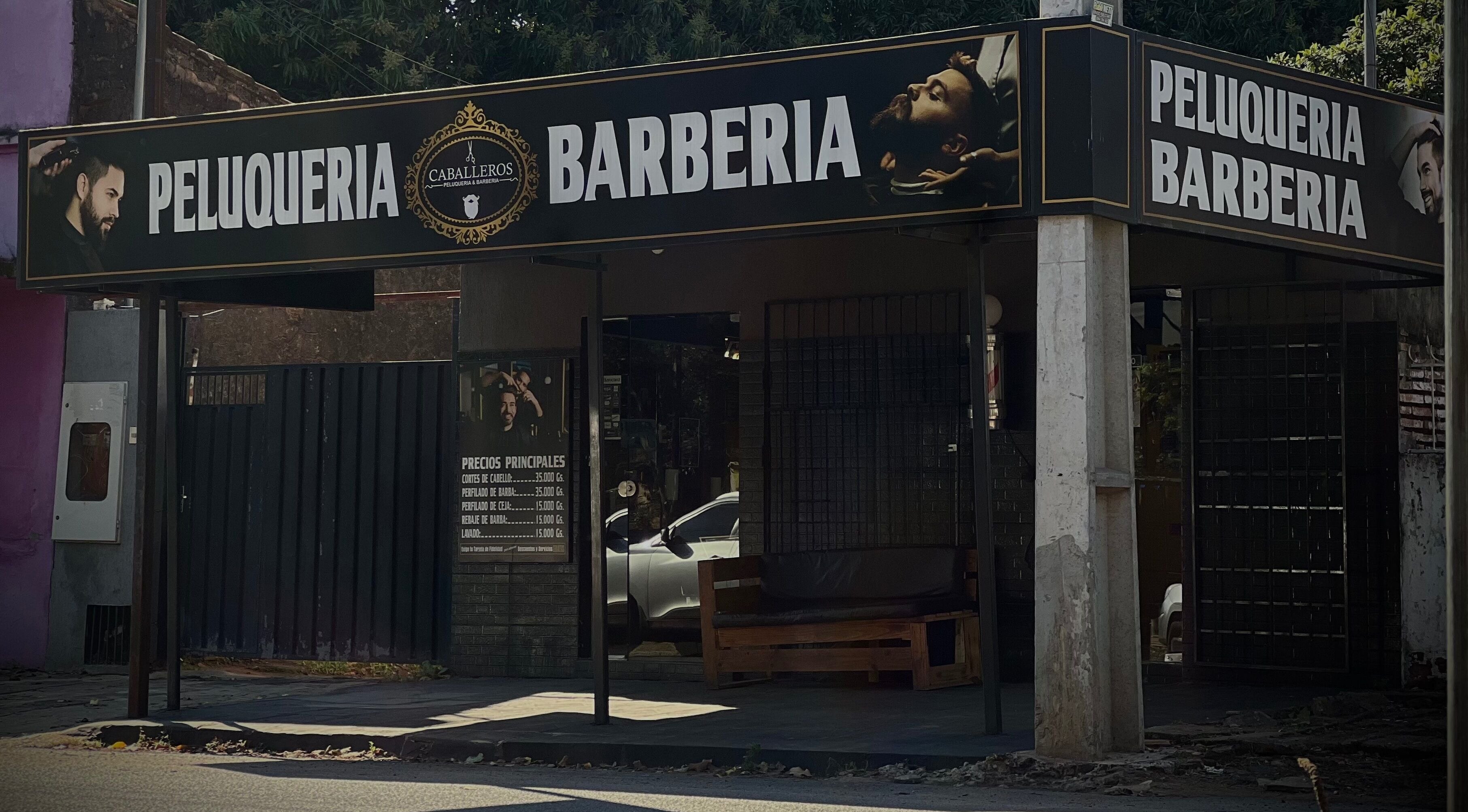 Fachada de Caballeros Barbería Casa Central en Luque, Central, PY mostrando letrero de peluquería y barbería.