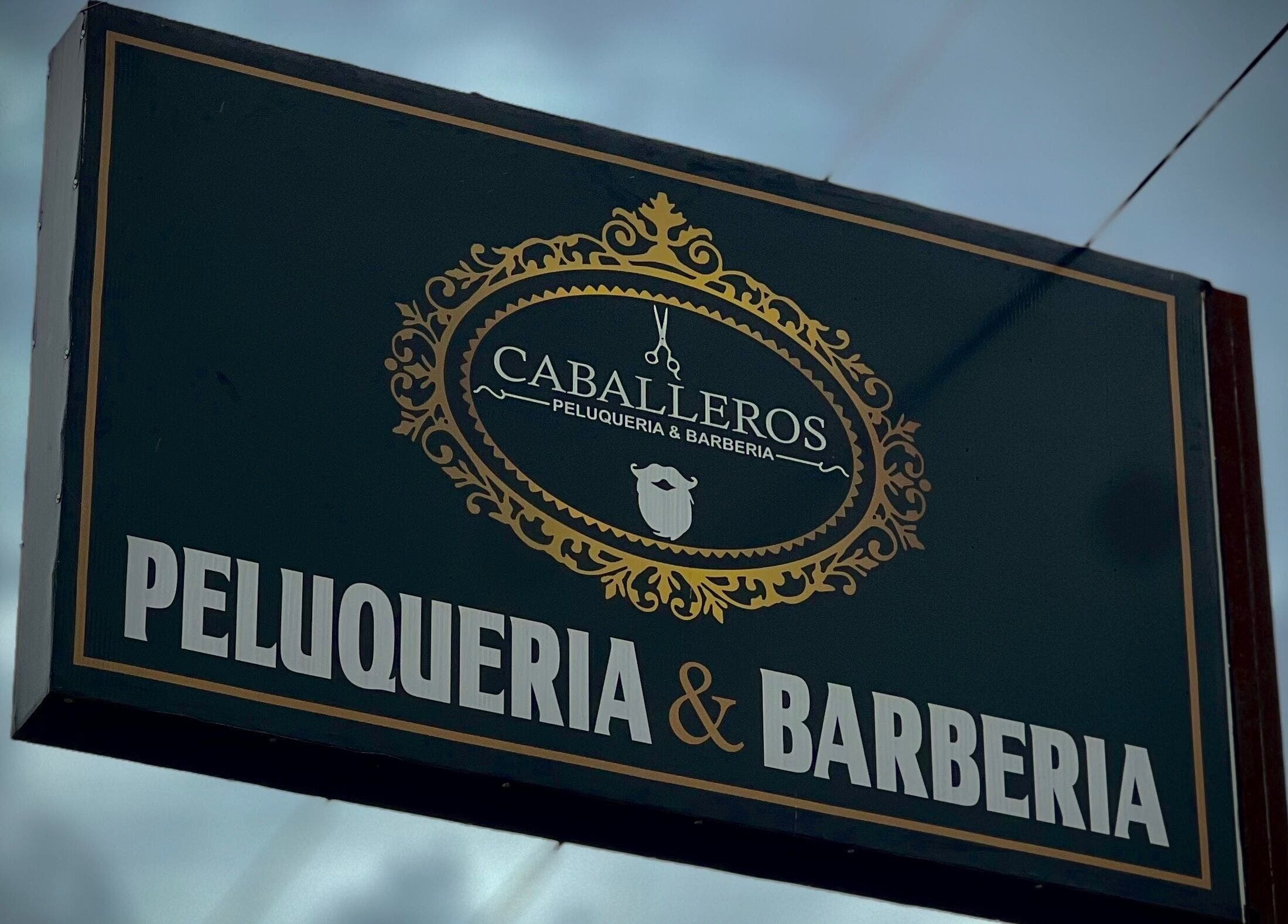 Cartel elegante de Caballeros Barbería Casa Central en Luque, Central, PY, destacando su estilo clásico.