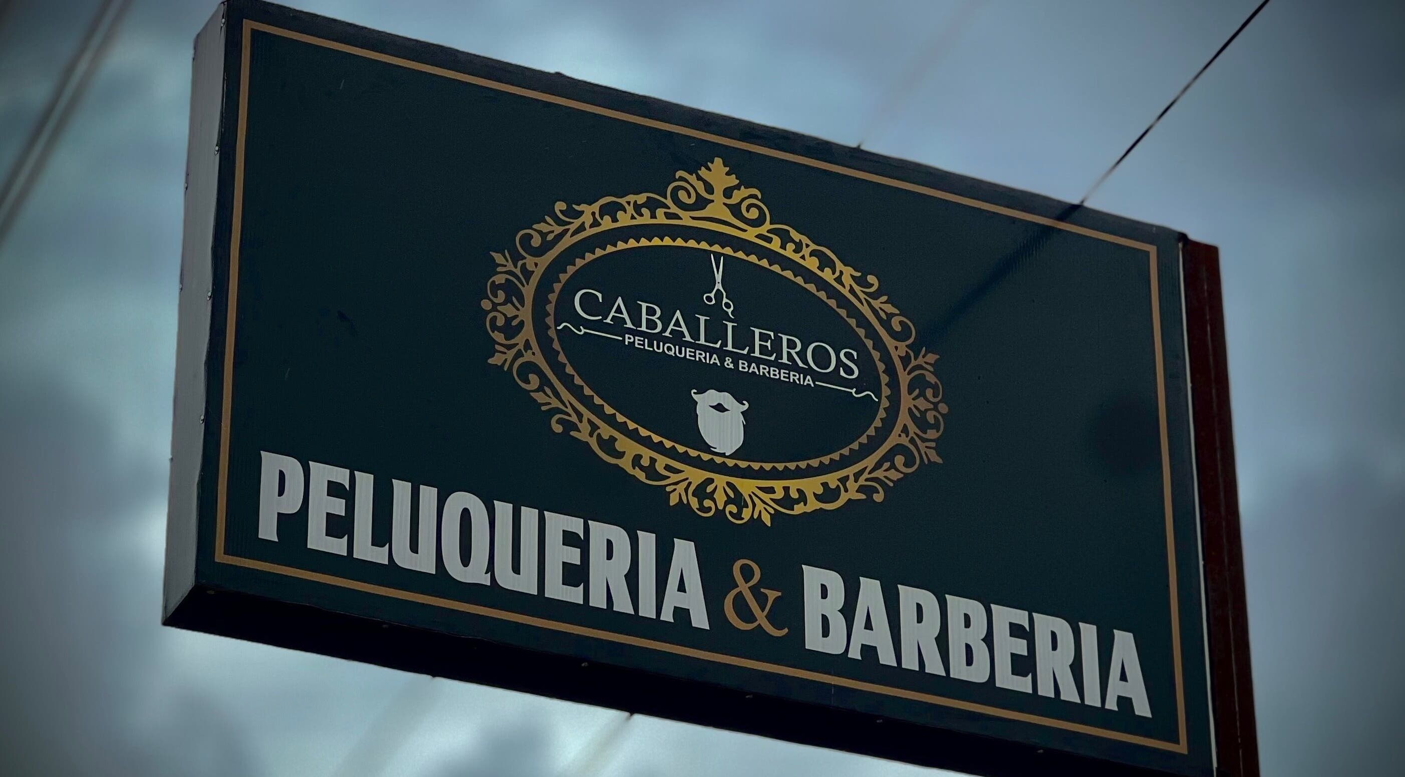 Cartel elegante de Caballeros Barbería Casa Central en Luque, Central, PY, destacando su estilo clásico.