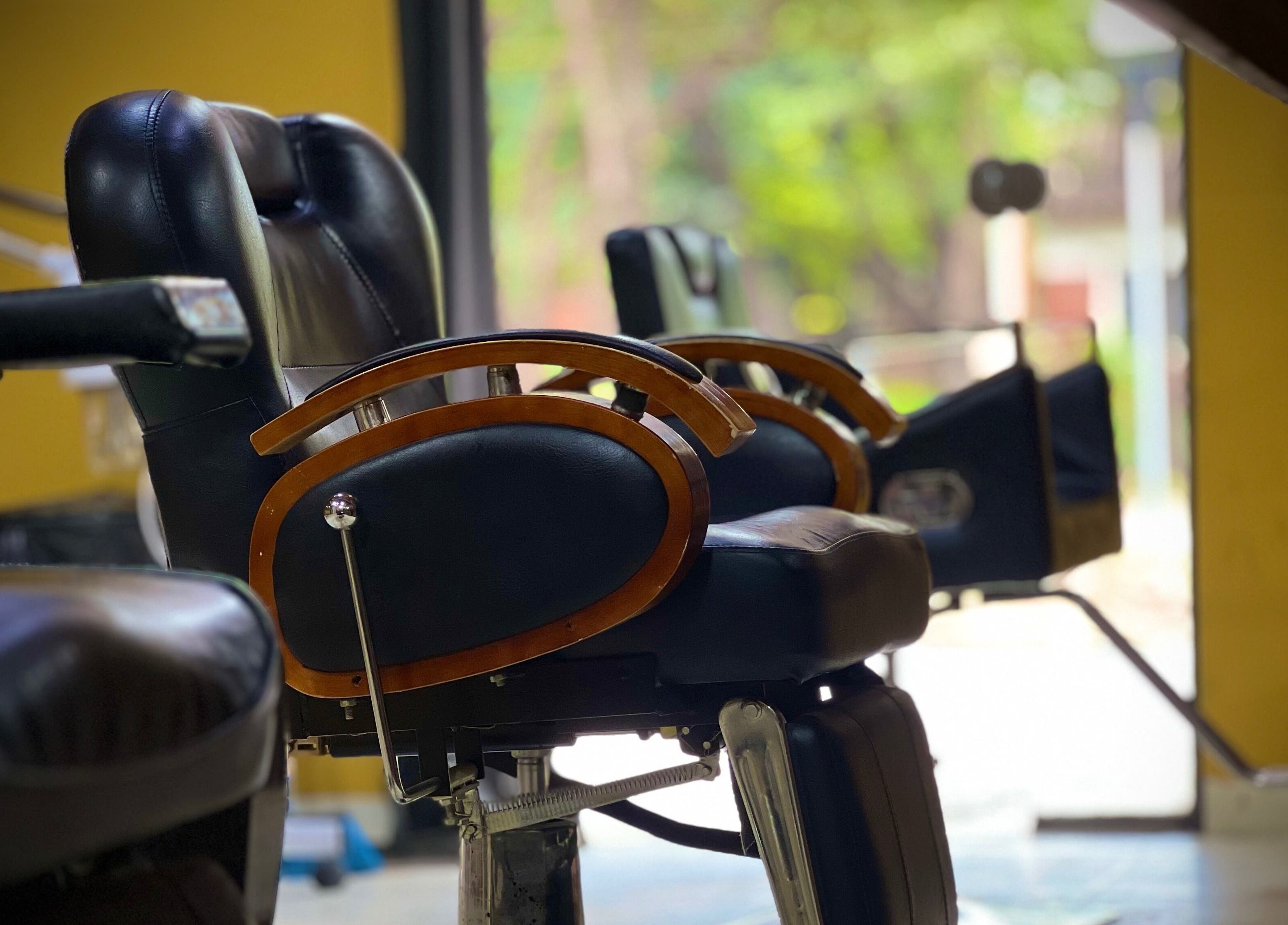 Sillas de barbero de Caballeros Barbería Casa Central en Luque, Central, PY, con diseño clásico y elegante.