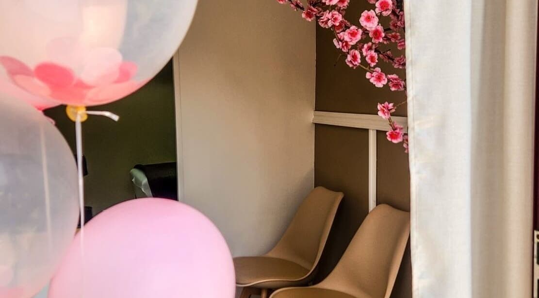 Interior acolhedor da Essence of Beauty com balões e flores. Localizado em Terras De Bouro, Braga, PT.