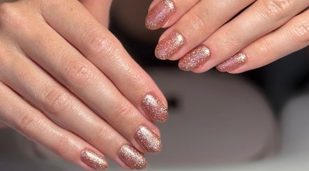 Sparkling rose-gold nails by Still Gloss by Abi in Basingstoke, England, GB showcase elegant beauty.