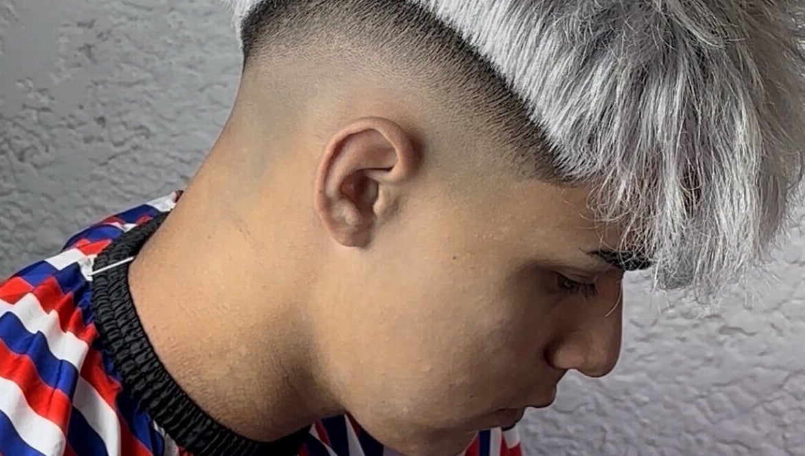 Corte de cabello moderno en Nicolás Marsicano, Montevideo, Departamento De Montevideo, UY.