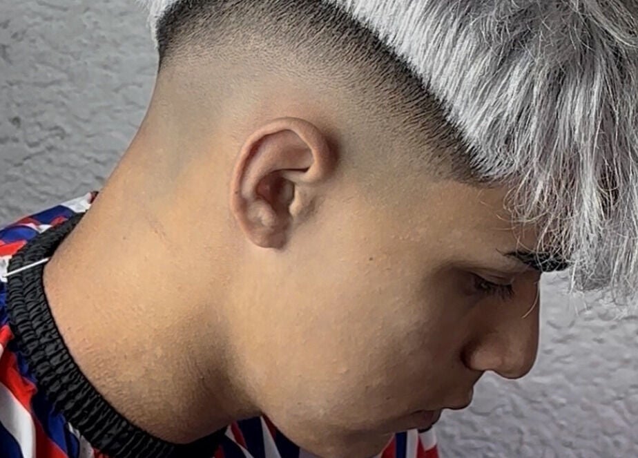 Corte de cabello moderno en Nicolás Marsicano, Montevideo, Departamento De Montevideo, UY.