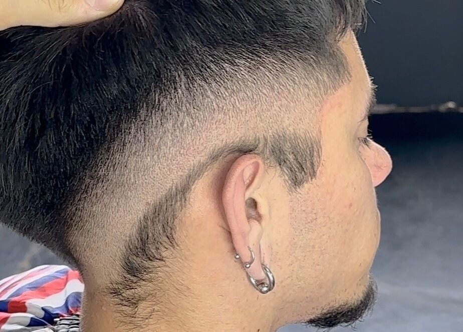 Corte de cabello moderno en Nicolás Marsicano, Montevideo, Departamento De Montevideo, UY.