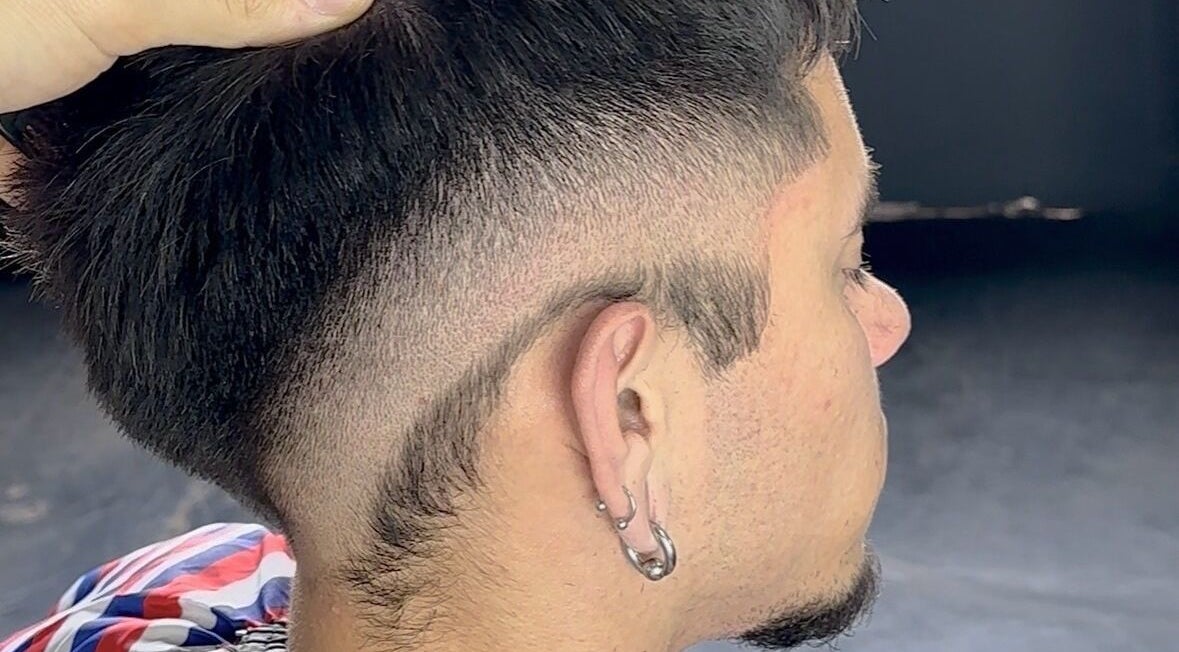 Corte de cabello moderno en Nicolás Marsicano, Montevideo, Departamento De Montevideo, UY.