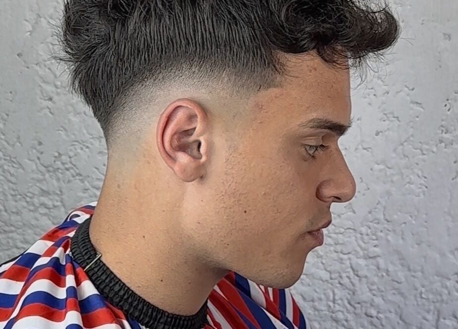 Corte de cabello moderno en Nicolás Marsicano, Montevideo, Departamento De Montevideo, UY.