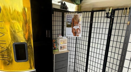 Gambar Peak Your Physique Spray Tanning 3