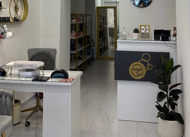 Πανοραμική άποψη του Magic Spa στην Αθήνα, GR με κομψό διακόσμηση υποδοχής και εξοπλισμό νυχιών.