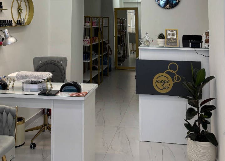 Πανοραμική άποψη του Magic Spa στην Αθήνα, GR με κομψό διακόσμηση υποδοχής και εξοπλισμό νυχιών.