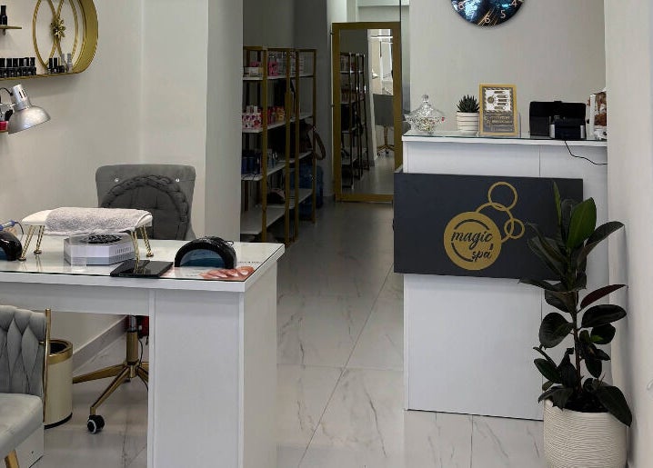 Πανοραμική άποψη του Magic Spa στην Αθήνα, GR με κομψό διακόσμηση υποδοχής και εξοπλισμό νυχιών.