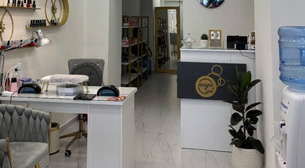 Πανοραμική άποψη του Magic Spa στην Αθήνα, GR με κομψό διακόσμηση υποδοχής και εξοπλισμό νυχιών.