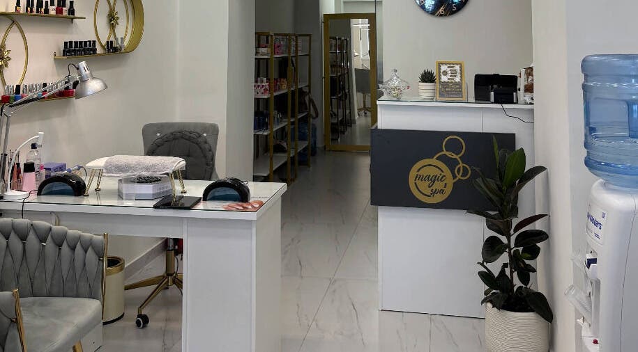 Πανοραμική άποψη του Magic Spa στην Αθήνα, GR με κομψό διακόσμηση υποδοχής και εξοπλισμό νυχιών.