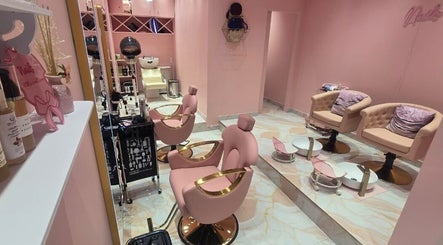 Maison Bloom Ladies Salon