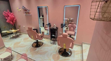 Maison Bloom Ladies Salon Bild 3