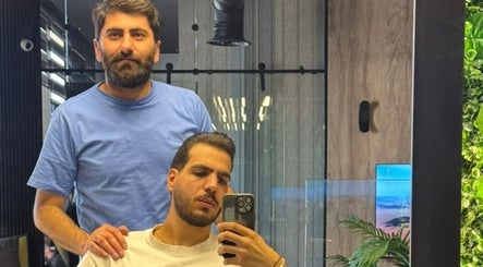 صورة لرجلين في Capital Barber، عَمّان عبدون، محافظة العاصمة، JO أثناء جلسة حلاقة.