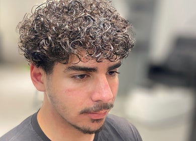 صورة رجل بتسريحة شعر أنيقة في صالون العاصمة، عمّان / عبدون Abdoun، محافظة العاصمة، JO.