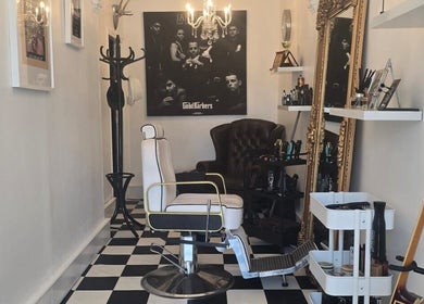THE SANDBANKS BARBER COMPANY interior with classic chair, Poole, England, GB.
