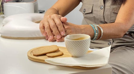 Mãos cuidadas com chá e biscoitos no NV Beauty em Tomar, Santarém, PT.