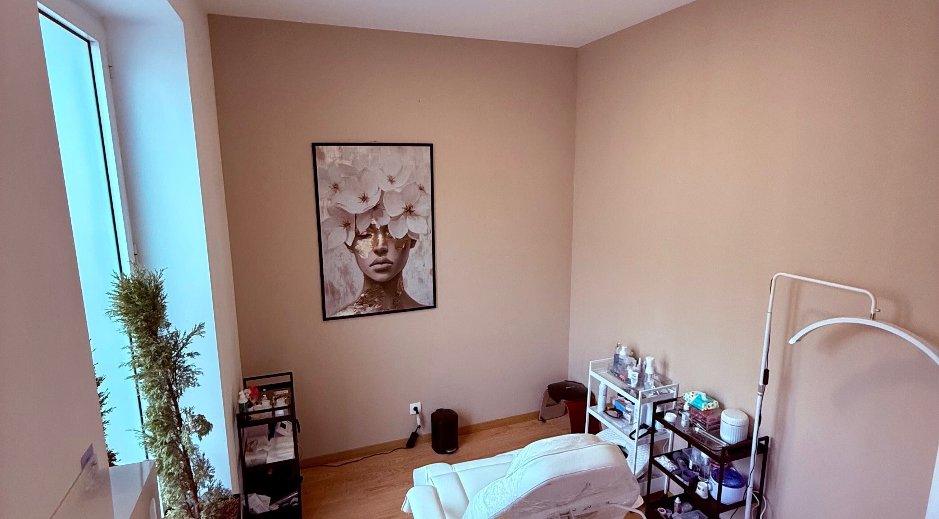 Sala de tratamento em NV Beauty, Tomar, Santarém, PT, com decoração floral e iluminação suave.