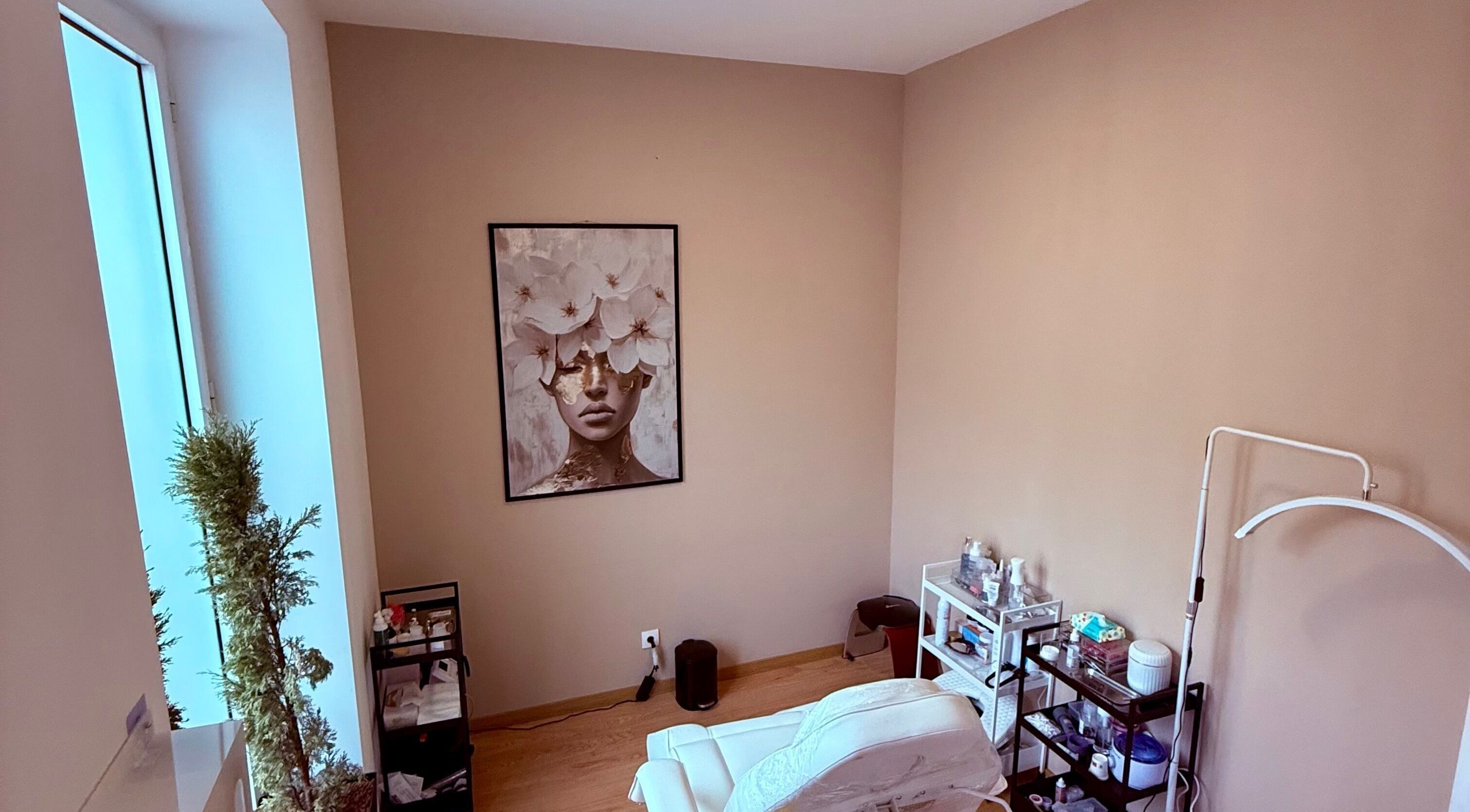 Sala de tratamento relaxante no NV Beauty, Tomar, Santarém, PT, decorada com arte elegante e móveis confortáveis.