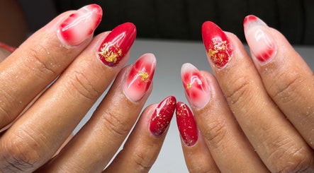 Nail art rouge et or sophistiqué à Magic Mood by Fée, Lamentin, Basse-terre, GP.