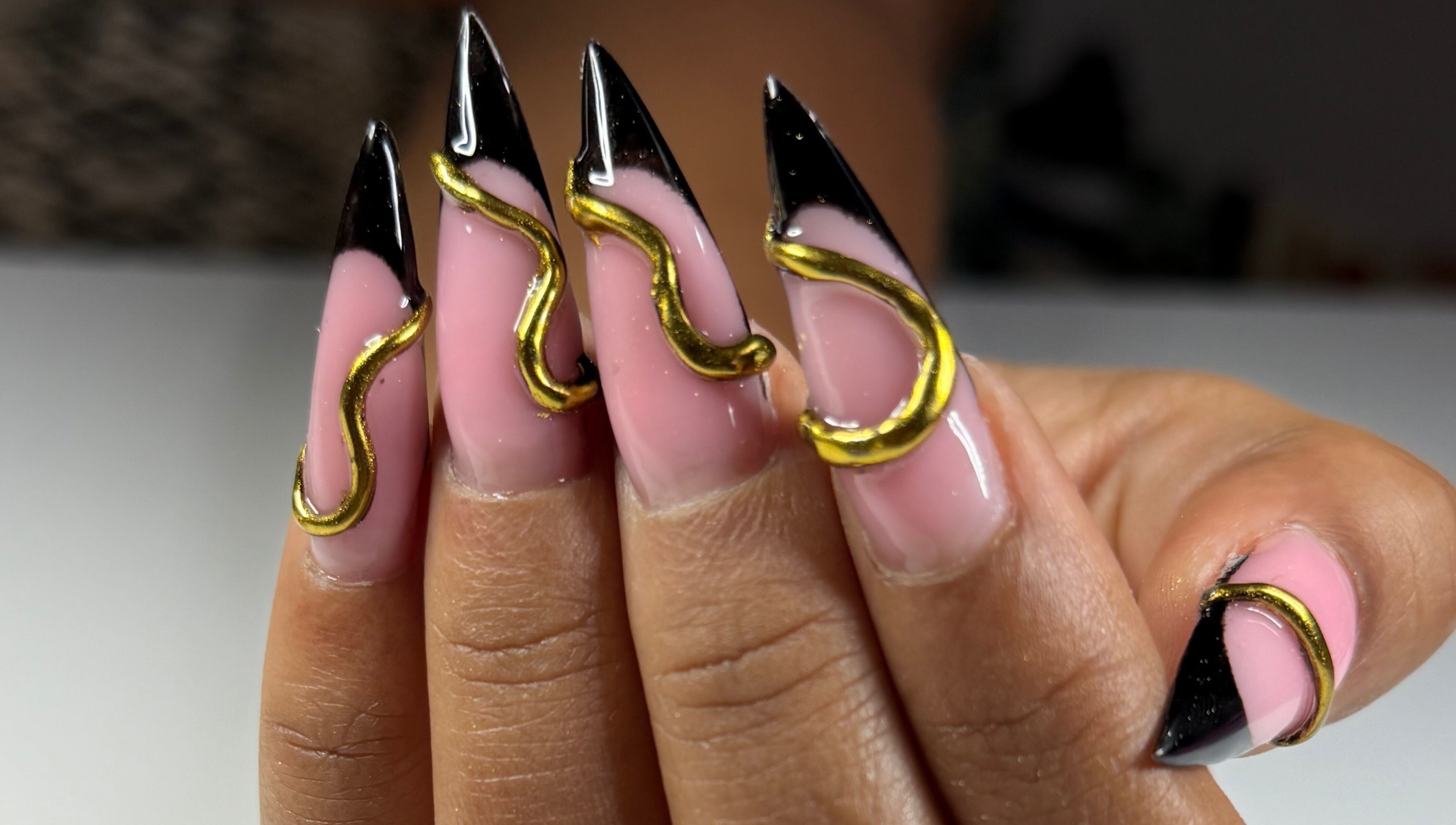 Manucure élégante avec ongles noirs et dorés à Magic Mood by Fée, Lamentin, Basse-terre, GP