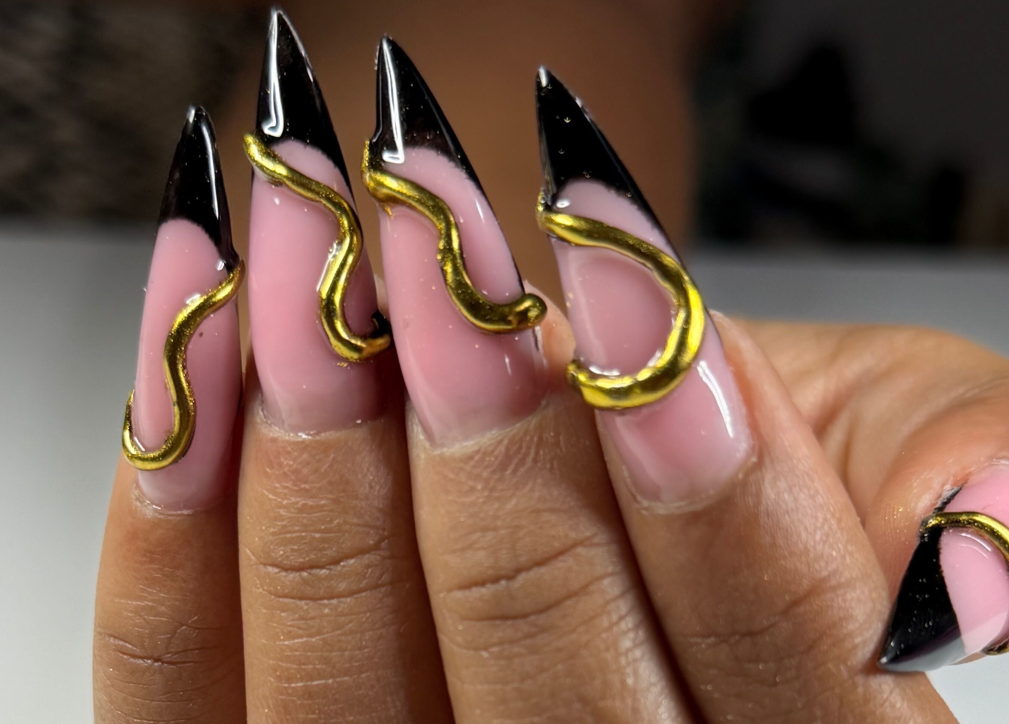 Manucure élégante avec ongles noirs et dorés à Magic Mood by Fée, Lamentin, Basse-terre, GP