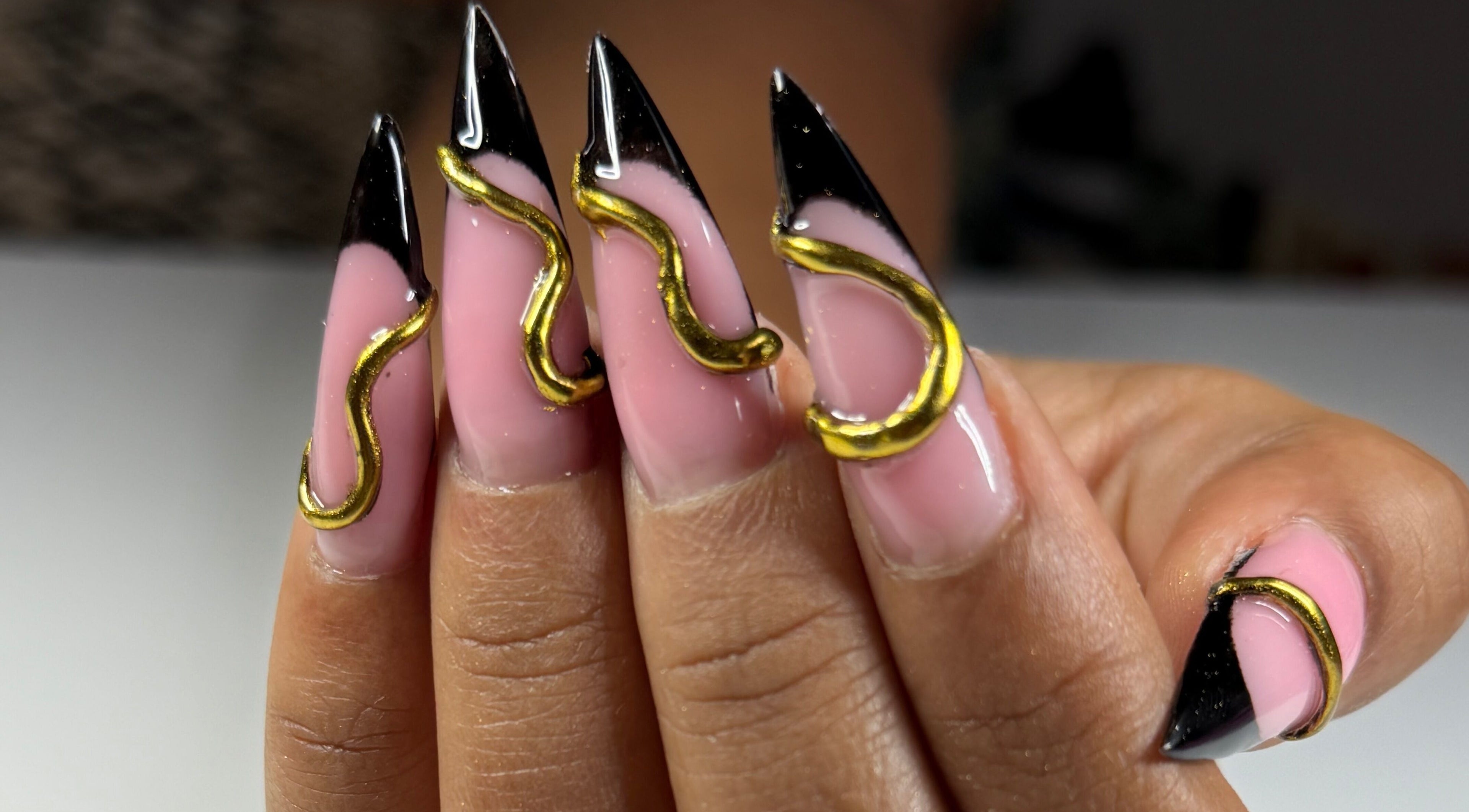 Manucure élégante avec ongles noirs et dorés à Magic Mood by Fée, Lamentin, Basse-terre, GP