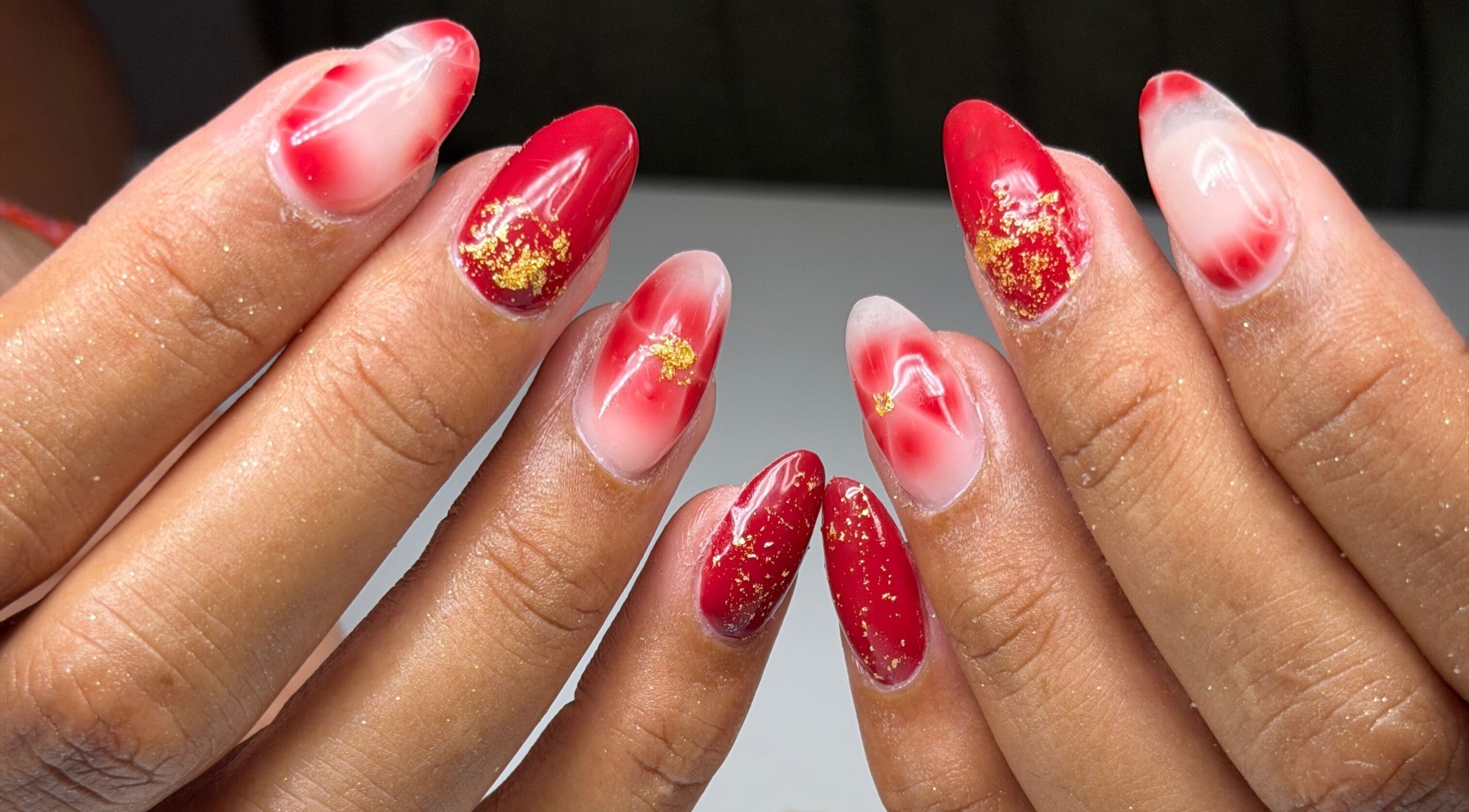 Art des ongles rouge et or à Magic Mood by Fée, Lamentin, Basse-terre, GP.