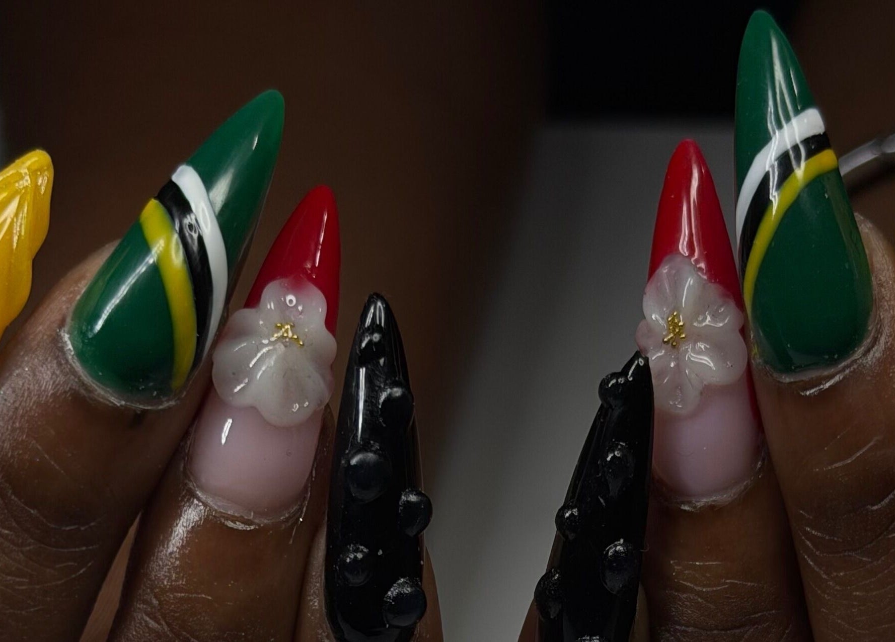 Stylisme d'ongles vibrant à Magic Mood by Fée, Lamentin, Basse-terre, GP, design floral coloré.