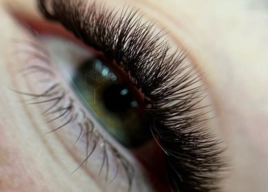 Gros plan de cils élégants chez MelRose Lash Pro, Blainville, Québec, CA.
